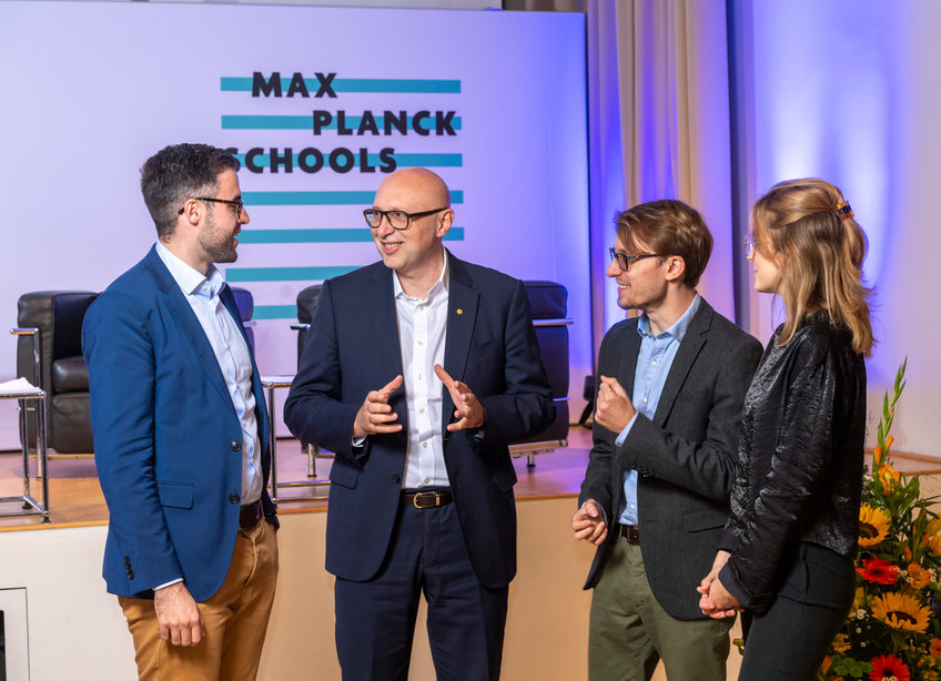 Meeting of Max Planck Schools students with Nobel Prize winner Stefan Hell at Kick-off-symposium of the Max Planck Schools in September 2019. Stefan Hell is Fellow of the Max Planck Schools of Matter to Life and Photonics. © Peter Himsel Nobel Laureate Stefan Hell is one of the many outstanding Fellows of the Max Planck Schools - seen here at the Kick-Off Event in 2019.